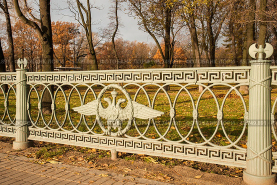 Фрагмент ограды Троицкой площади в Санкт-Петербурге (2009 год). Стоковое фото, фотограф Александр Алексеев / Фотобанк Лори