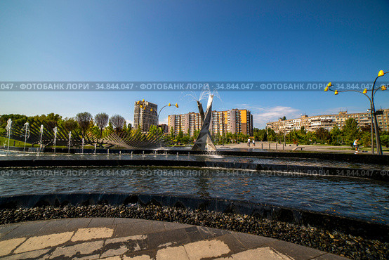 Фрагмент Прибоежного сквера на набережной города Днепр (Днепропетровск) (2020 год). Редакционное фото, фотограф V.Ivantsov / Фотобанк Лори
