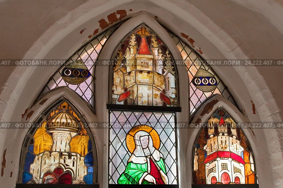 Фрагмент витражного окна. Женский бенедиктинский монастырь Lune (Benediktinerinnen Kloster Lune) в Люнебурге, Германия (2015 год). Стоковое фото, фотограф Наталья Николаева / Фотобанк Лори