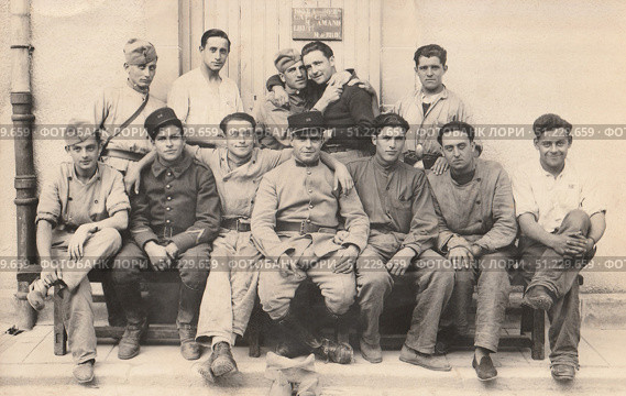 FRANCE - CIRCA 1930s-1935s : Vintage photo of a group of french soldiers in uniform. Редакционное фото, фотограф Irina Kuchugurina/Gaudy / Фотобанк Лори