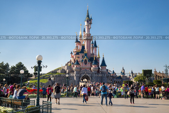FRANCE, PARIS - 10 SEP, 2014: Beautiful famous castle in Disneyland. Редакционное фото, фотограф Losevsky Pavel / Фотобанк Лори