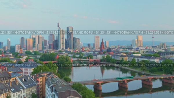 Frankfurt am Main City Skyline Early Morning and Tram on Bridge. Aerial View. Стоковое видео, видеограф Максим Забаровский / Фотобанк Лори