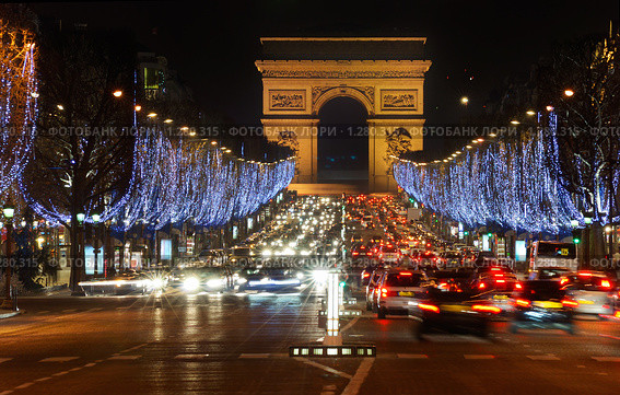 Франция. Париж. Улица Елисейские Поля ( Champs Elysees ) и Триумфальная Арка ( Arch de Triomphe ), украшенные праздничной новогодней иллюминацией. Ночной вид (2008 год). Стоковое фото, фотограф Дмитрий Заморин / Фотобанк Лори