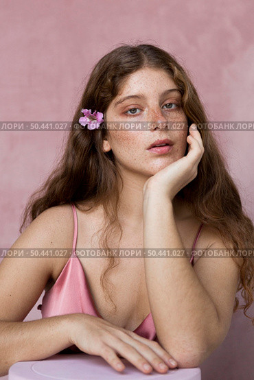 freckled woman having flower her hair. Стоковое фото, агентство Ingram Publishing / Фотобанк Лори