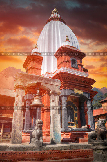 Freely walk monkey. Votive temples and shrines in a row at Pashupatinath Temple, Kathmandu, Nepal.. Pashupatinath Temple. Стоковое фото, агентство Ingram Publishing / Фотобанк Лори