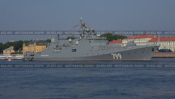 Фрегат "Адмирал Макаров" в акватории Невы крупным планом. Подготовка ко Дню ВМФ в Санкт-Петербурге (2018 год). Редакционное видео, видеограф Виктор Карасев / Фотобанк Лори