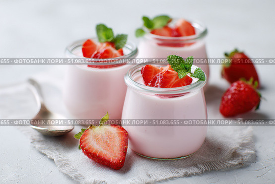 Fresh Berry Trifle in Glasses. Dessert with Strawberry and Whipped Cream. Layered Yogurt with Berry Fruits. Berry Pudding Glass Jars. Food Marketing, Recipe Design. Colorful Sweet Treat. Fruity Quark. Стоковое AI-изображение, AI-художник Марина Демидюк / Фотобанк Лори