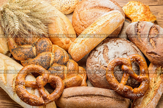 fresh bread  and wheat on the wooden. Стоковое фото, агентство Ingram Publishing / Фотобанк Лори
