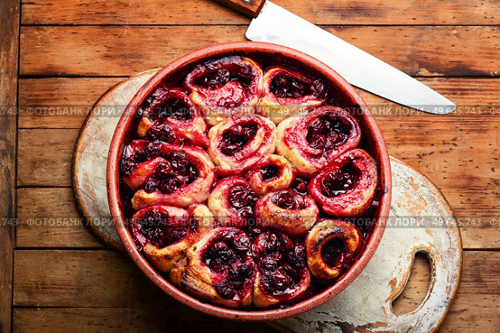 Fresh cottage cheese pie with cherry on rustic wooden table. Curd pie with cherries. Стоковое фото, агентство Ingram Publishing / Фотобанк Лори