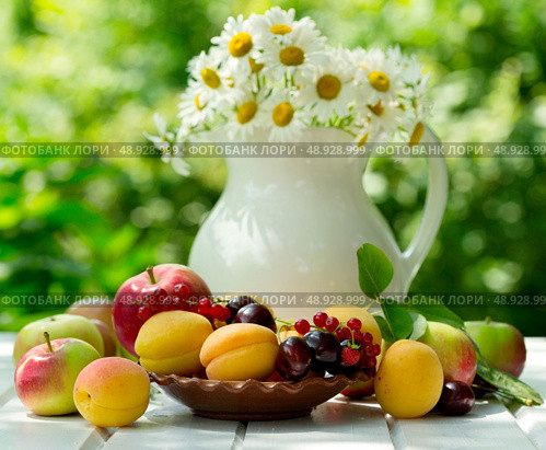 fresh fruits and berries on wooden table. Стоковое фото, агентство Ingram Publishing / Фотобанк Лори