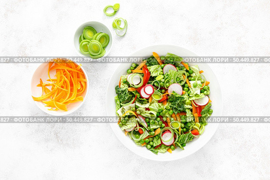 Fresh green vegetarian salad with savoy cabbage, raw carrot, radish, bell pepper, leek and green peas. Стоковое фото, агентство Ingram Publishing / Фотобанк Лори