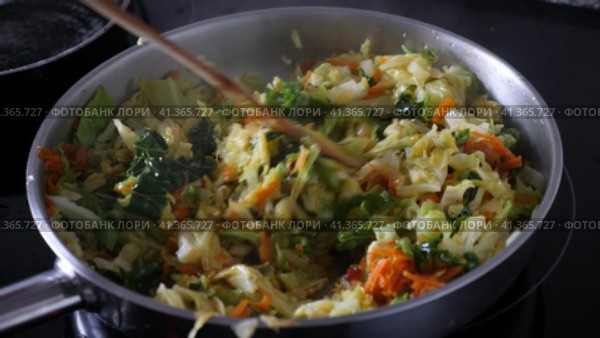 Fresh homemade braised white cabbage with vegetables in iron skillet at a kitchen. Стоковое видео, видеограф Яков Филимонов / Фотобанк Лори