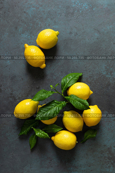 Fresh lemons with leaves, summer citrus lemonade ingredient. Стоковое фото, агентство Ingram Publishing / Фотобанк Лори