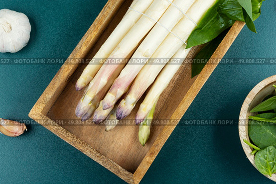 Fresh ripe white asparagus in bunch with cooking ingredients. Fresh organic white asparagus.. Raw white asparagus spears. Стоковое фото, агентство Ingram Publishing / Фотобанк Лори