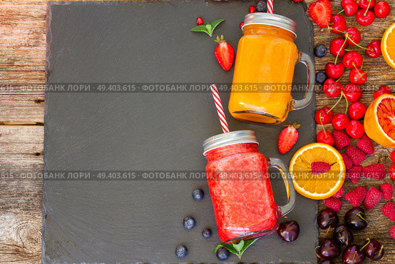Fresh smoothy citrus and berry drinks with igredients and copy space. Fresh smoothy drink with igredients. Стоковое фото, агентство Ingram Publishing / Фотобанк Лори