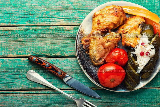 Fried chicken meat and a side dish of pickles. English cuisine.. Roasted chicken meat and pickles. Стоковое фото, агентство Ingram Publishing / Фотобанк Лори