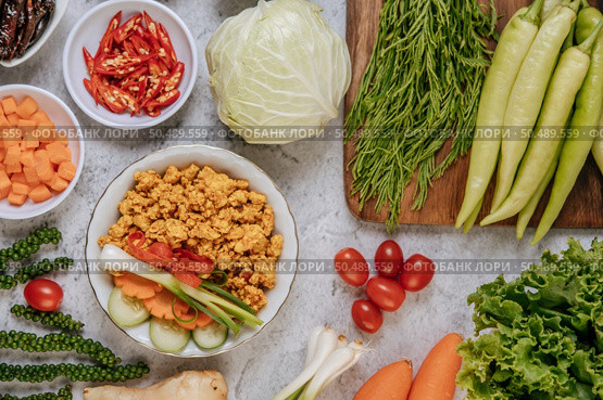 Fried Chicken Pop with Chili Scallions and tomatoes. Стоковое фото, агентство Ingram Publishing / Фотобанк Лори