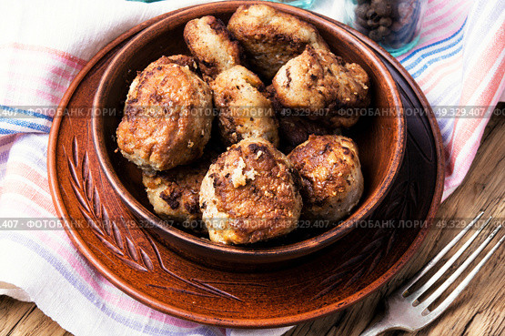 fried homemade cutlets. Meat cutlets in clay ware on a plate.Ukrainian food. Стоковое фото, агентство Ingram Publishing / Фотобанк Лори