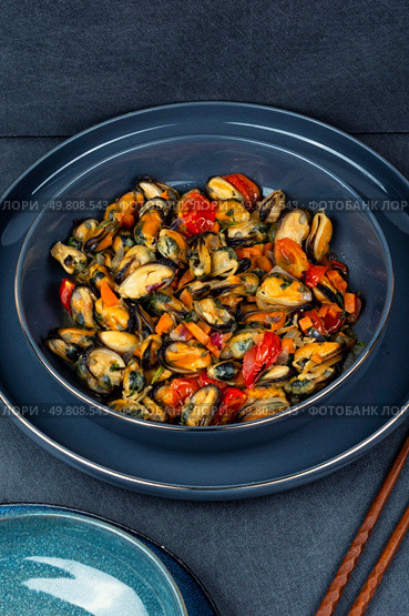 Fried mussels with spices and sauce. Seafood.. Fresh cooked mussels. Стоковое фото, агентство Ingram Publishing / Фотобанк Лори