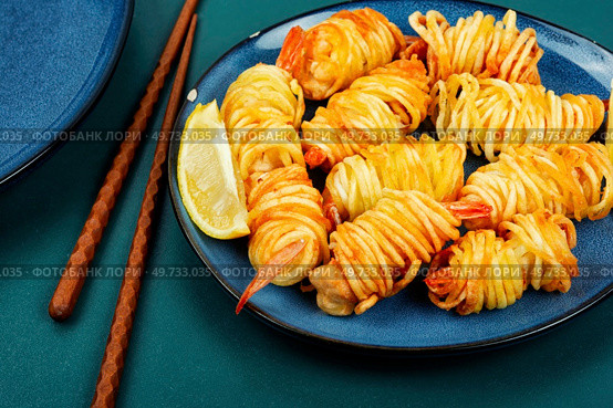 Fried rolled potato shrimps, prawns and potato rolls. Popular Asian food. Vietnamese cuisine.. Prawn wrapped in potato. Стоковое фото, агентство Ingram Publishing / Фотобанк Лори
