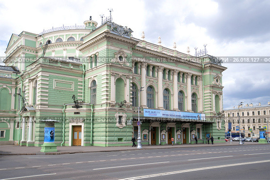 Front entrance of the main building of the Mariinsky Theater close-up on a cloudy June day (2016 год). Редакционное фото, фотограф Виктор Карасев / Фотобанк Лори