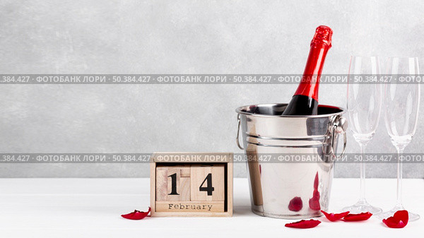 front view arrangement valentine s day dinner table. Стоковое фото, агентство Ingram Publishing / Фотобанк Лори