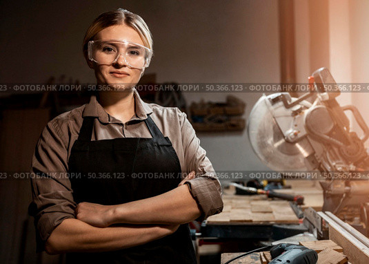 front view female carpenter posing work. Стоковое фото, агентство Ingram Publishing / Фотобанк Лори