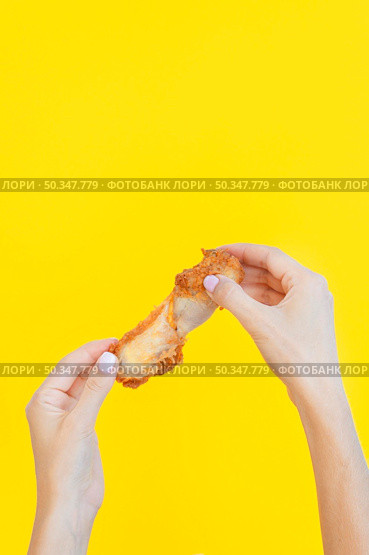 front view hand holding food leftovers. Стоковое фото, агентство Ingram Publishing / Фотобанк Лори