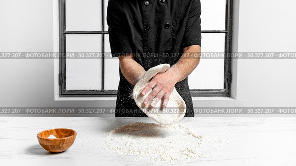 front view man kneading pizza dough. High resolution photo. front view man kneading pizza dough. High quality photo. Стоковое фото, агентство Ingram Publishing / Фотобанк Лори