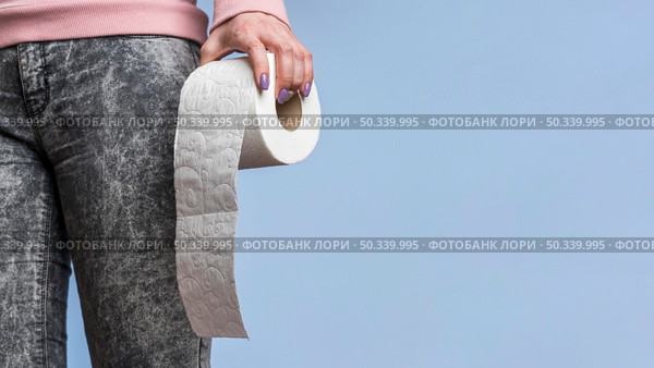 front view person holding toilet paper roll with copy space. Стоковое фото, агентство Ingram Publishing / Фотобанк Лори