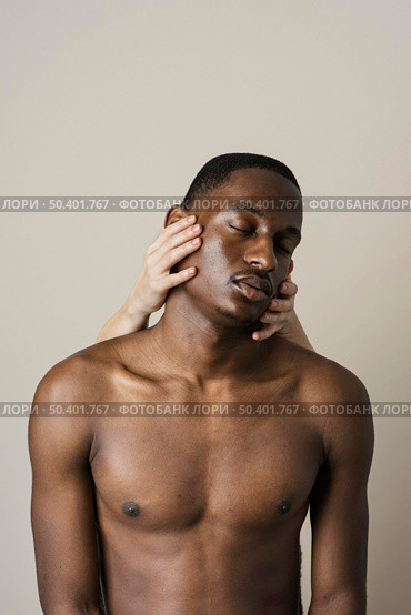 front view shirtless man posing with hands his face. Стоковое фото, агентство Ingram Publishing / Фотобанк Лори