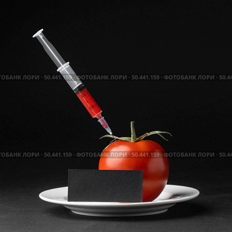 front view tomato filled with syringes. Стоковое фото, агентство Ingram Publishing / Фотобанк Лори