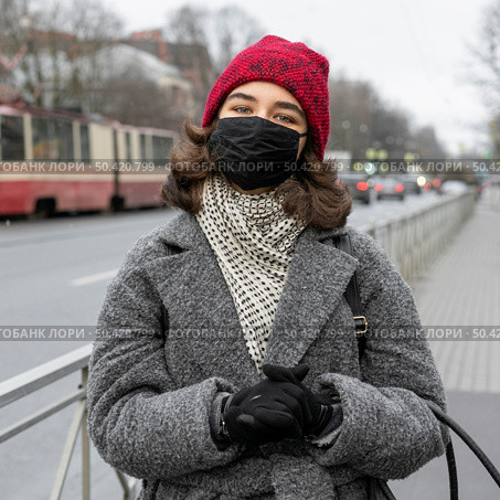 front view woman with medical mask outdoors city. Стоковое фото, агентство Ingram Publishing / Фотобанк Лори