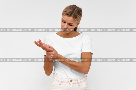 front view woman with wrist pain. Стоковое фото, агентство Ingram Publishing / Фотобанк Лори