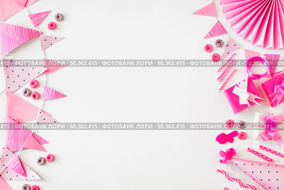froot loops candies birthday gift party accessories white background. Стоковое фото, агентство Ingram Publishing / Фотобанк Лори