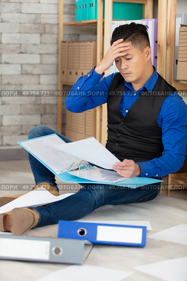 frustrated overwhelmed executive working in the office. Стоковое фото, агентство Ingram Publishing / Фотобанк Лори