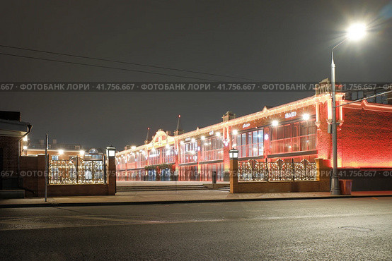 Фудмолл «Три вокзала. Депо», Новорязанская улица, Москва. Food court in Novoryazanskaya street, the center of Moscow. Winter night view. (2023 год). Редакционное фото, фотограф Александр Кузнецов / Фотобанк Лори