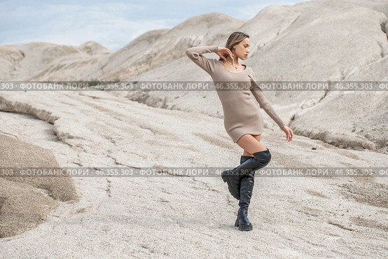 Full body portrait of a young beautiful woman in beige dress. Стоковое фото, фотограф Андрей Аркуша / Фотобанк Лори