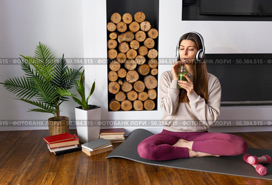 full shot woman drinking smoothie. Стоковое фото, агентство Ingram Publishing / Фотобанк Лори