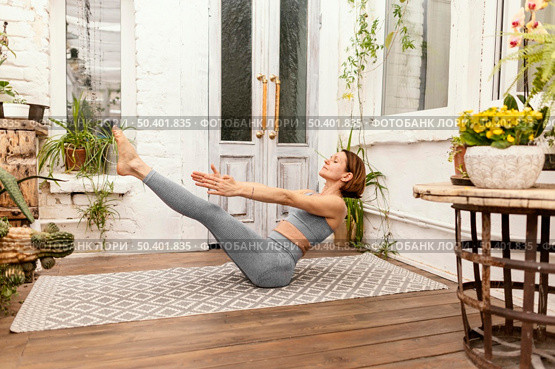 full shot woman practicing indoors. Стоковое фото, агентство Ingram Publishing / Фотобанк Лори