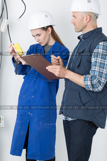 fully-fledged electrician and female apprentice. Стоковое фото, агентство Ingram Publishing / Фотобанк Лори