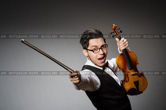 Funny violin player with fiddle. Стоковое фото, агентство Ingram Publishing / Фотобанк Лори