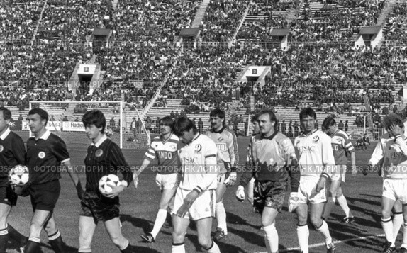 Футбол.Команды Спартак Москва и Динамо Киев выходят на поле (1990 год). Редакционное фото, фотограф Зобков Юрий / Фотобанк Лори