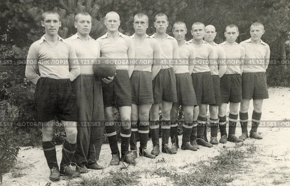 Футбольная команда с тренером в 1930-е годы. Стоковое фото, фотограф Retro / Фотобанк Лори