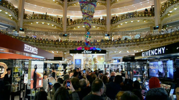 Галерея Лафайет (Galeries Lafayette) - французская сеть универмагов (Париж, Франция). Праздничный декорированный интерьер помещения. Люди фотографируют новогоднюю елку. (2014 год). Редакционное видео, видеограф FMRU / Фотобанк Лори