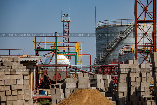 Galvanizing heat exchanger tank (boiler) on oil refinery plant in yellow desert on blue sky background. Стоковое фото, фотограф Alexey Rezvykh / Фотобанк Лори