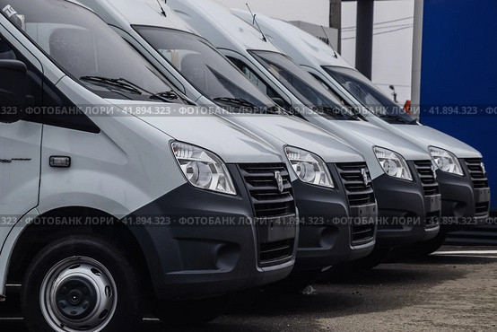Gazelle cars in a car market are in a row. (2019 год). Редакционное фото, фотограф Леонид Еремейчук / Фотобанк Лори