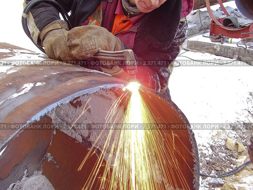Газосварщик режет трубу. Стоковое фото, фотограф Алёшина Оксана / Фотобанк Лори
