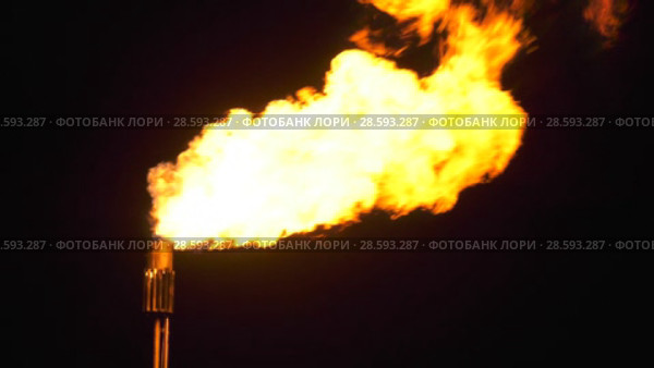 Газовый факел. Сжигание попутного газа на месторождении. Oil torch. The flaring of incidental gas. Стоковое видео, видеограф Евгений Романов / Фотобанк Лори