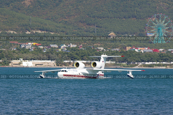 Геленджик, "Гидроавиасалон-2006". Самолет-амфибия Бе-200ЧС движется к слипу. Редакционное фото, фотограф Дмитрий Щукин / Фотобанк Лори